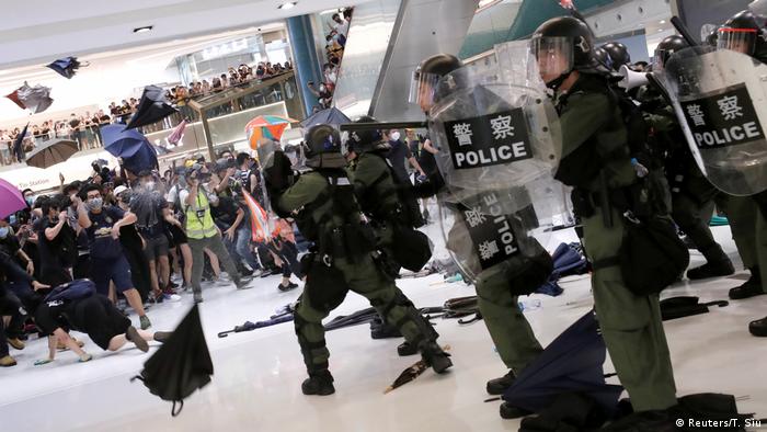 Hongkong Proteste gegen Auslieferungsgesetz Einkaufszentrum Polizei (Reuters/T. Siu)