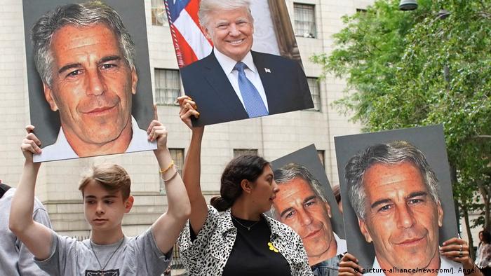 Protesta contra Jeffrey Epstein y Donald Trump en Nueva York por cargos de tráfico sexual contra Epstein. (Julio de 2019).