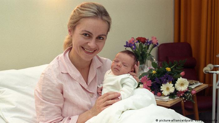 Първото си дете тя ражда, когато е на 28 години. Две години по-късно на бял свят се появява дъщеря ѝ Софи (на снимката). Когато за първи път Урсула фон дер Лайен става министър (в правителството на Долна Саксония), най-малкото ѝ дете е на четири години. За седми път тя става майка преди 20 години, когато се ражда дъщеря ѝ Грация. 