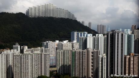 7,5 млн. души живеят на 11 квадратни километра: Хонконг е един от най-гъсто населените градове в света - и един от най-скъпите. Сред младите хора в Хонконг нарастват отчаянието и гневът. Томас Петер, фотограф на агенция Ройтерс, е посетил млади хора в жилищата на родителите им. Това е неговият разказ в картинки.