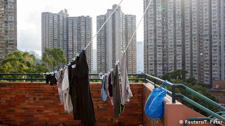 Богатите стават все по-богати, казва Юнис Уай по повод ситуацията на жилищния пазар в Хонконг. Жилищната площ е един от най-големите проблеми, пояснява тя. В Хонконг всичко е застроено, обикновените хора не могат да си позволят да имат свое жилище. Агенциите за недвижими имоти контролират пазара. 