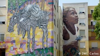 Χαρακτηριστική εικόνα σε γειτονιά Αφρικανών μεταναστών στη Λισαβόνα