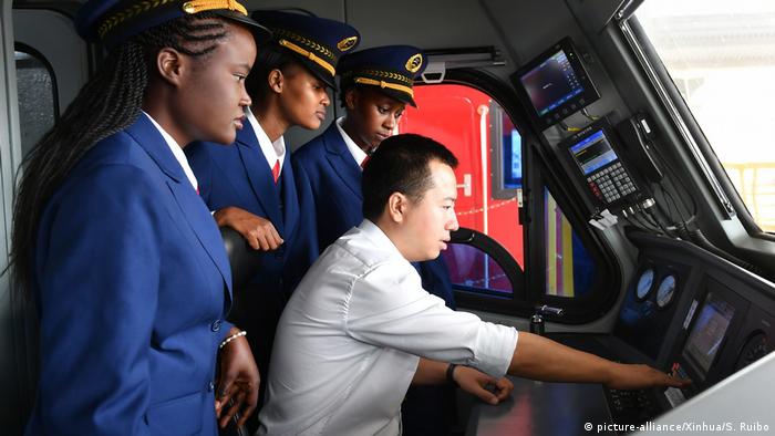 A Kenyan train crew watching the Chinese conductor aboard a Chinese-built train (picture-alliance/Xinhua/S. Ruibo)