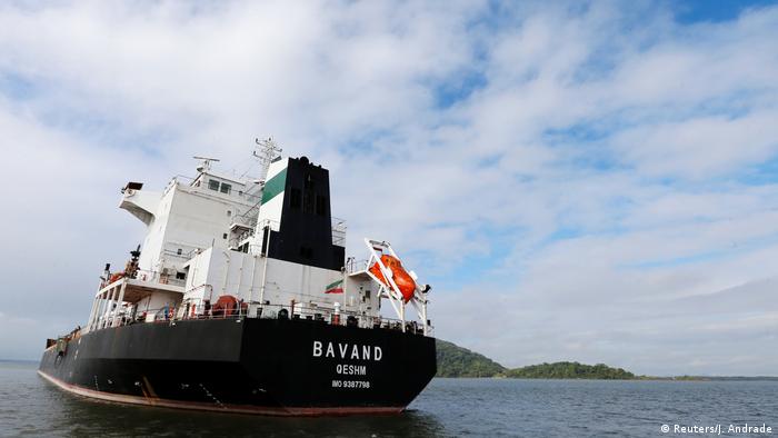 Navio iraniano Bavand está parado próximo ao Porto de Paranaguá