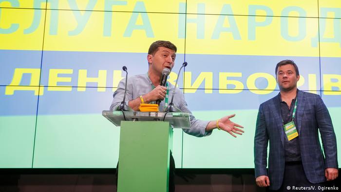 Президент Украины Владимир Зеленский выступает в офисе партии Слуга народа после закрытия избирательных участков на парламентских выборах
