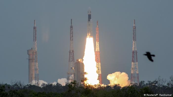 Decolagem do foguete GSLV Mark 3, levando a sonda indiana Chandrayaan-2