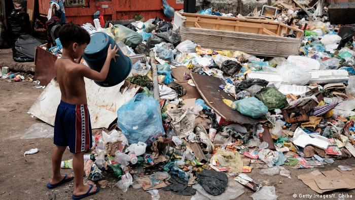 Niños de Brasil jugando sobre montones de basura. (Getty Images/Y. Chiba)