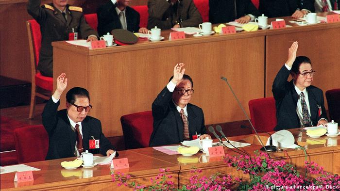 Parteikongress KP China Qiao Shi (L), Jiang Zemin (C) und Li Peng (picture-alliance/dpa/R. Beck)
