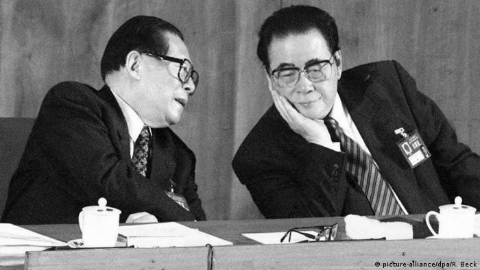 Staats- und Parteichef Jiang Zemin (links) und Ministerpräsident Li Peng (rechts) (picture-alliance/dpa/R. Beck)