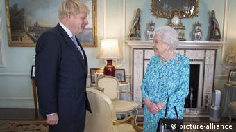 Θεωρητικά η βασίλισσα θα μπορούσε να παύσει τον πρωθυπουργό από τα καθήκοντά του.