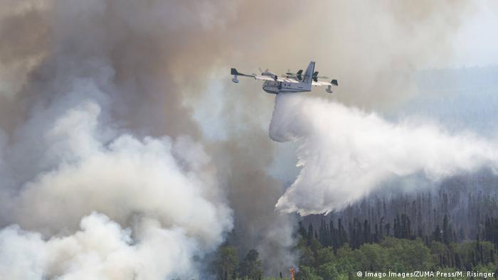 Avião combate incêndio florestal no Alasca