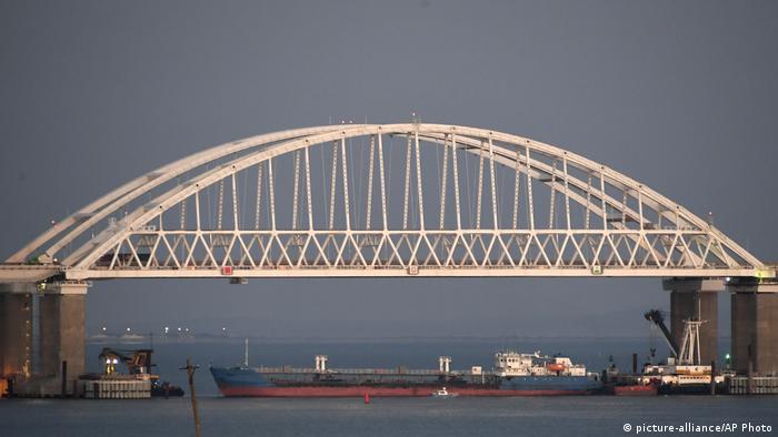 Российский танкер блокирует проход под Крымский мостом, ноябрь 2018 года