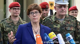 Defense Minister Annegret-Kramp-Karrenbauer (picture-alliance/dpa/B. Settnik)