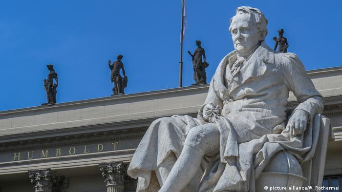  Alexander von Humboldt, es recordado con una estatua ante la Universidad que lleva su nombre en Berlín. 