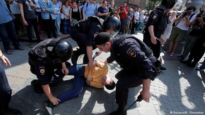 Жесткое задержание участника протестов. Москва, 27 июля