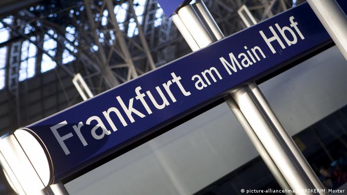 Sign: Frankfurt am Main Hbf (picture-alliance/imageBROKER/M. Moxter)