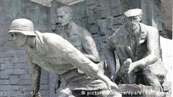 Μνημείο προς τιμήν των εξεγερθέντων στο κέντρο της Βαρσοβίας