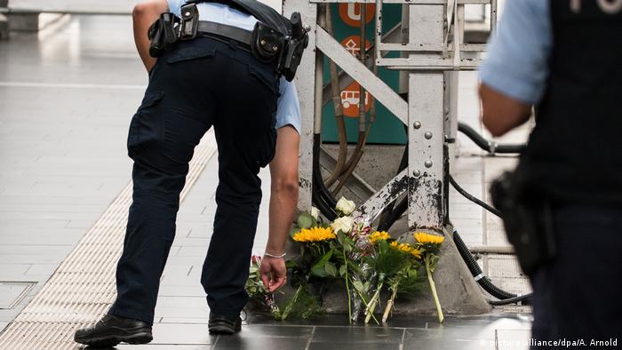 Gara din Frankfurt / un polițist depune flori la locul incidentului (picture-alliance/dpa/A. Arnold)