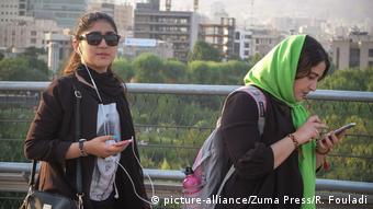 در پی فراگیرتر شدن اعتراض به حجاب اجباری شمار زیادی از زنان ایران در اماکن عمومی اقدام به برداشتن روسری‌های خود می‌کنند