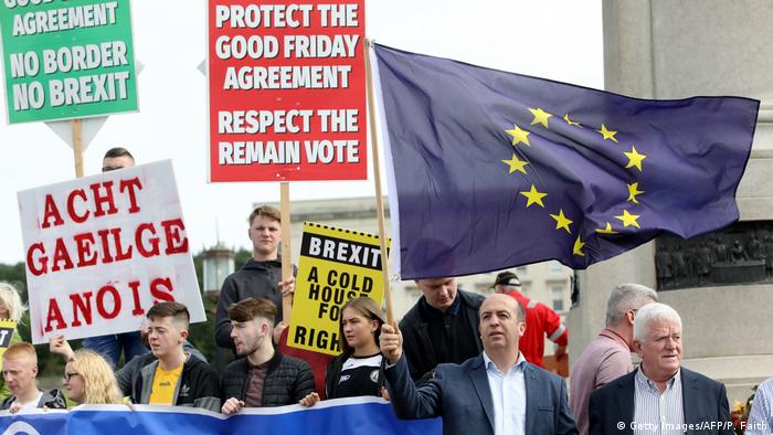 Großbritannien Boris Johnson in Belfast Proteste (Getty Images/AFP/P. Faith)