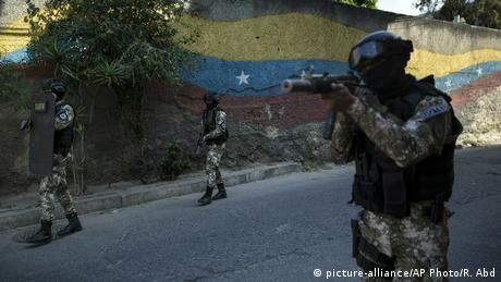 Venezuela Kriminalität l FAES Spezialeinheit der Polizei (picture-alliance/AP Photo/R. Abd)
