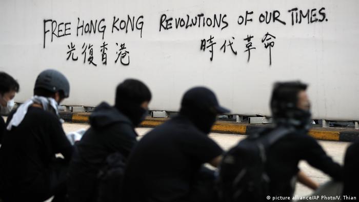 Hongkong Anti-Regierungsproteste - Graffitiaufschrift Free Hong Kong Revolutions of our Times (picture alliance/AP Photo/V. Thian)