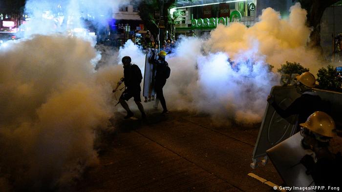 Hongkong Anti-Regierungsproteste - SicherheitskrÃ¤fte setzen TrÃ¤nengas ein (Getty Images/AFP/P. Fong)