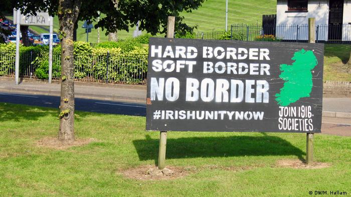 Londonderry - Derry, 02.08.2019+++A placard on the roadside near the entry to the nationalist Free Derry segment of the city, showing a map of Ireland without a border, reads: Hard Border, Soft Border, No Border, #IrishUnityNow.
(DW/M. Hallam )