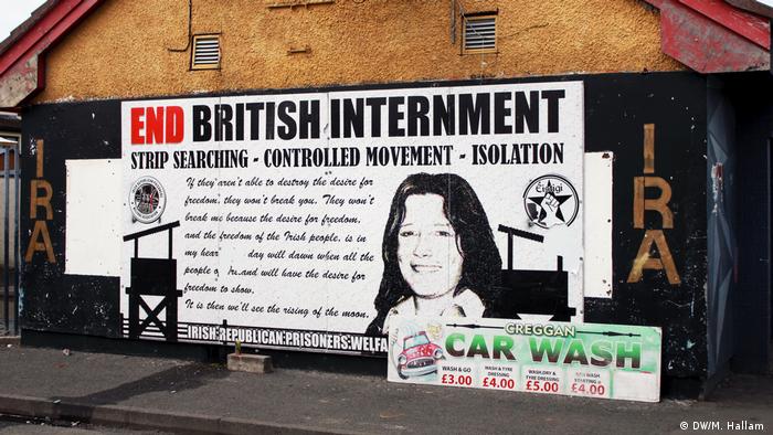 Londonderry - Derry, 02.08.2019+++A large poster calling for the release of Irish republican prisoners, with IRA in gold lettering on either side of it on the wall of a car wash on Creggan Estate, Derry, Londonderry. (DW/M. Hallam )