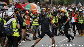 Hongkong Anti-Regierungsproteste - Demonstranten werfen einen Stein auf die Polizeistation (picture alliance/AP Photo/V. Thian)
