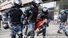 Russland l Protest gegen Wahlausschluss von Oppositionskandidaten - Festnahme von Teilnehmer