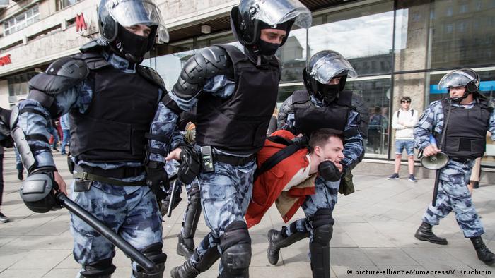 Russland l Protest gegen Wahlausschluss von Oppositionskandidaten - Festnahme von Teilnehmer (picture-alliance/Zumapress/V. Kruchinin)