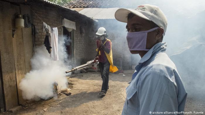 Medidas de protección y fumigación por brote de dengue y chikunguña en Nicaragua.