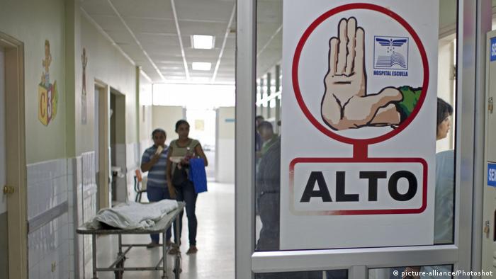 Fiebre del dengue en Honduras: pacientes esperan en un hospital de Tegucigalpa.
