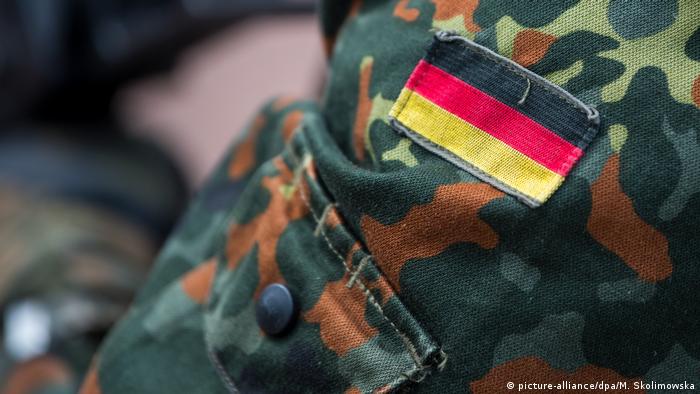 Bir Alman askerinin omzuna bir bayrak yaması (resim-ittifak / dpa / M. Skolimowska)