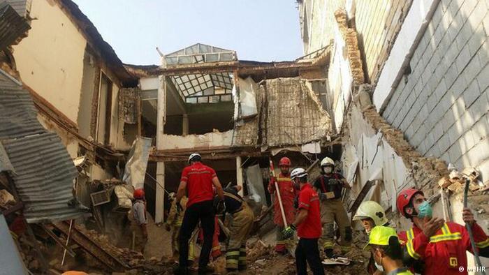 بر اثر ریزش یک ساختمان در حال تخریب در تهران سه کارگر جان باختند. نیروی انتظامی در حال بررسی علل وقوع این حادثه است.