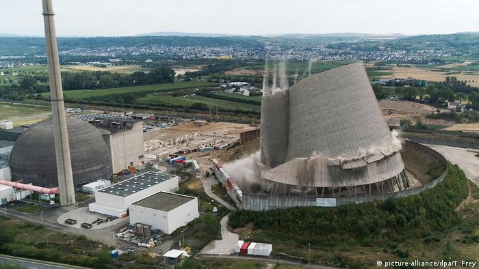 Охладительная башня АЭС в Мюльхайм-Керлихе в момент контролируемого обрушения 