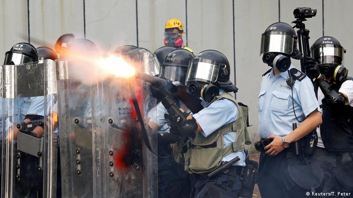 Hongkong Protest gegen China & Auslieferungsgesetz | Tränengas (Reuters/T. Peter)