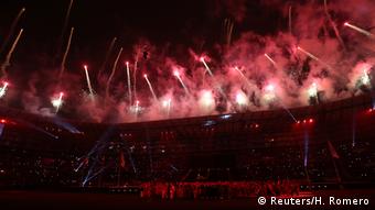 Fuegos artificiales sobre el Estadio Nacional, al final de la ceremonia de clausura de los XVIII Juegos Panamericanos. (Reuters/H. Romero)