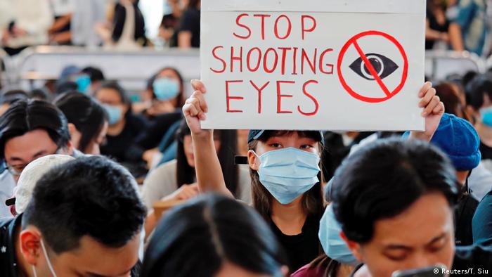Hongkong Protest gegen China | Flughafen - Demonstration & Lahmlegung Flugverkehr (Reuters/T. Siu)