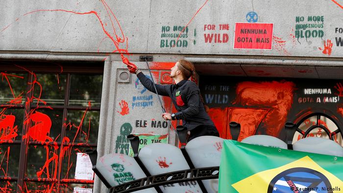 Embaixada do Brasil em Londres sofre pichação por ativistas da Extinction Rebellion