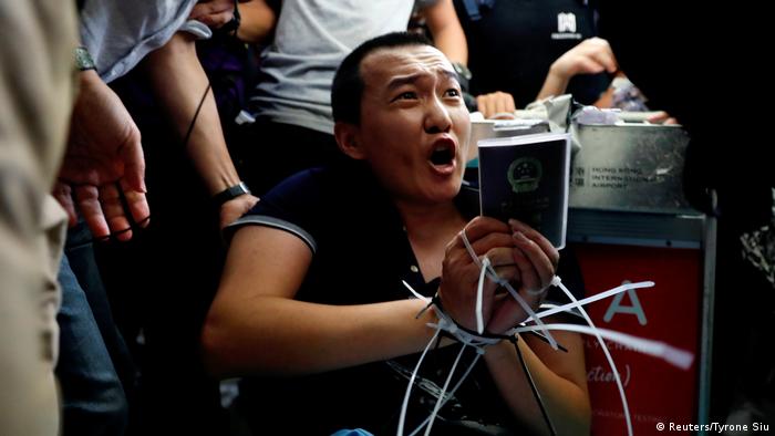 Hongkong Proteste am Flughafen | Fu Guohao Reporter der Global Times (Reuters/Tyrone Siu)
