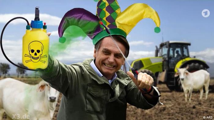 Fotomontagem com Bolsonaro com chapéu de bufão, segurando garrafa de agrotóxico, com boi e trator ao fundo