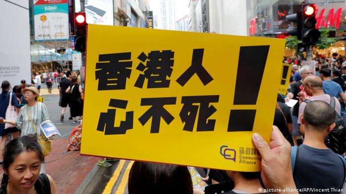 香港“百万人牵手” 抗议中国政府