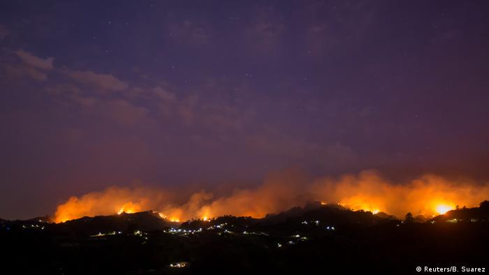 El incendio sigue totalmente incontrolado en el Parque Natural de Tamadaba (Reuters/B. Suarez)