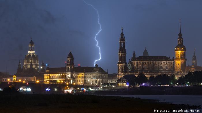 BdT - Gewitter in Dresden (picture-alliance/dpa/R. Michael)