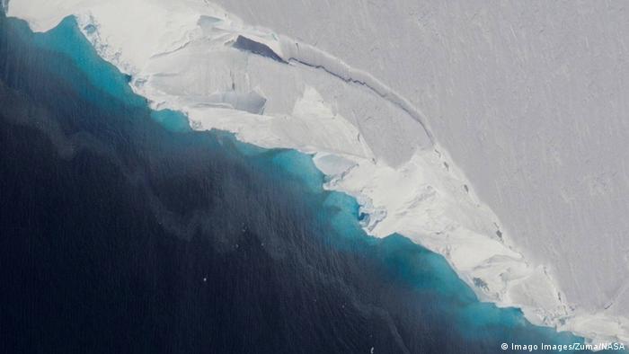 Imagem aérea mostra geleira Thwaites com cavidade crescente 