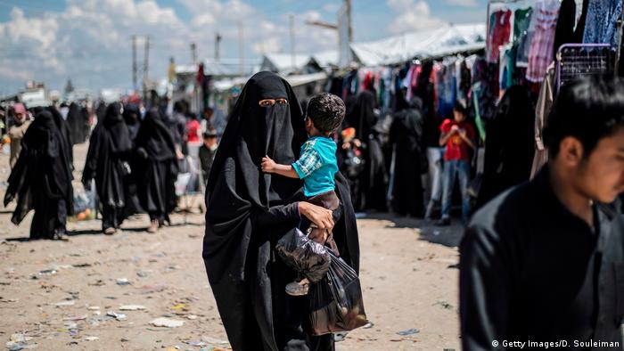 Mulher com crianÃ§a em campo de refugiados no norte da SÃ­ria