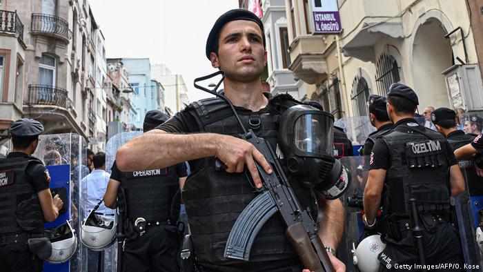 Türkei Sicherheitskräfte vor der HDP-Zentrale in Istanbul (Getty Images/AFP/O. Kose)