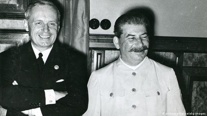 Josef Stalin (dir.) e representante do Império Alemão, Joachim von Ribbentrop, ao assinarem pacto em 23 de agosto de 1939